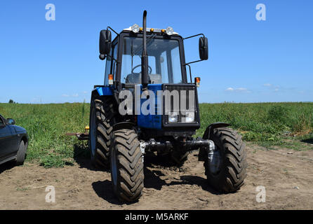 Russia, Temryuk - 15 Luglio 2015: trattore, in piedi in una fila. Macchine agricole. Il parcheggio delle macchine agricole Foto Stock