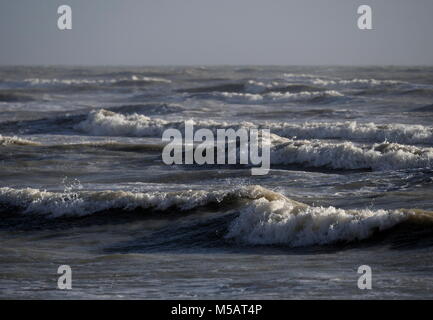 AJAXNETPHOTO. 2018. WORTHING, Inghilterra. - Mare mosso pastelle costa - canale tempestoso mare martello il litorale. Foto:JONATHAN EASTLAND/AJAX REF:GX8 181702 549 Foto Stock