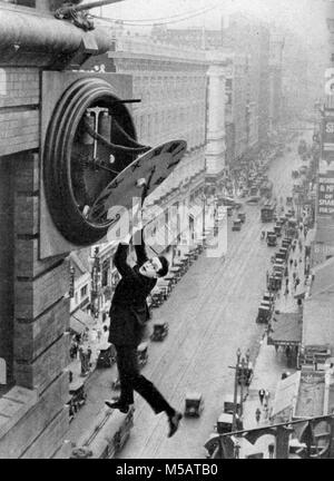 Harold Lloyd, Harold Clayton Lloyd, (1893 - 1971), attore americano, comico e stunt esecutore che è meglio conosciuto per la sua silenziosa commedia film. Scena di clock dal film, sicurezza ultimo! Foto Stock