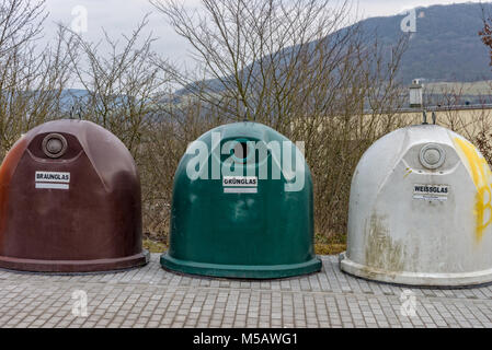 Vetro marrone, verde vetro bianco e contenitori in vetro Foto Stock