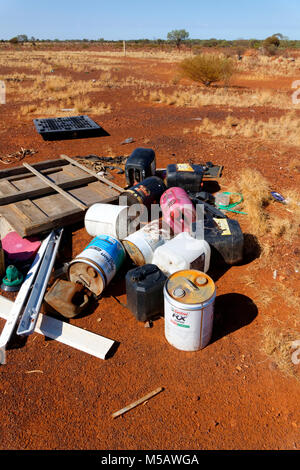 Rifiuti e spazzatura nell'outback australiano, paesaggio Murchison, Australia occidentale Foto Stock