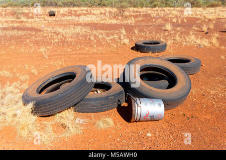 Rifiuti e spazzatura nell'outback australiano, paesaggio Murchison, Australia occidentale Foto Stock