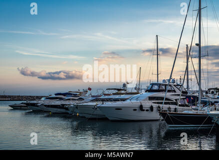 Tramonto a Puerto Banús, una marina si trova nella zona di Nueva Andalucía, in Andalusia, Spagna. Foto Stock