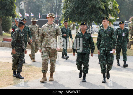 Stati Uniti Esercito Lt. Col. James Hart, comandante del primo battaglione, XXI Reggimento di Fanteria, seconda della brigata di fanteria combattere la squadra, XXV divisione di fanteria, passeggiate con Royal Thai Forze Armate Lt. Gen. Sonthaya, il comandante del Royal Thai dell esercito corpo 2a, per l'esercizio Cobra Oro 18 cerimonia di apertura di campo di amicizia, Thailandia, il 10 febbraio, 2018. Soldati dal 2IBCT, 25ID sono indossare la nuova giungla sperimentale uniforme. Cobra Oro 18 fornisce una sede per entrambi gli Stati Uniti e i paesi partner ad avanzare di interoperabilità e di aumentare la capacità del partner nella pianificazione ed esecuzione di complesse e multinat realistica Foto Stock