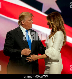 Cleveland Ohio, USA, 18 luglio, 2016 futuro prima signora Melania Trump ottiene un abbraccio ed un bacio da suo marito candidato presidenziale Donald Trump dopo che essa ha dato un indirizzo per la Nazionale Repubblicana Nominating Convenzione dal podio in Quicken Arena Sportiva Foto Stock