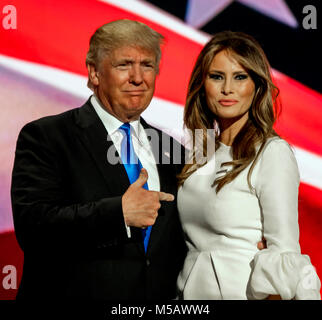 Cleveland Ohio, USA, 18 luglio, 2016 futuro prima signora Melania Trump ottiene un abbraccio ed un bacio da suo marito candidato presidenziale Donald Trump dopo che essa ha dato un indirizzo per la Nazionale Repubblicana Nominating Convenzione dal podio in Quicken Arena Sportiva Foto Stock