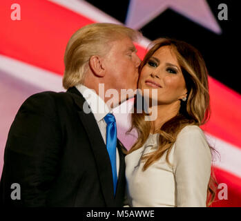 Cleveland Ohio, USA, 18 luglio, 2016 futuro prima signora Melania Trump ottiene un abbraccio ed un bacio da suo marito candidato presidenziale Donald Trump dopo che essa ha dato un indirizzo per la Nazionale Repubblicana Nominating Convenzione dal podio in Quicken Arena Sportiva Foto Stock