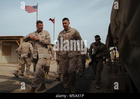 Stati Uniti Marines Lt. Gen. William D. Beydler, comandante generale dei Marine Corps le forze di Comando Centrale (MARCENT) (sinistra), e Briga. Gen. Benjamin T. Watson, comandante generale della Task Force sud-ovest (TFSW) (destra), tour Camp Shorab, Afghanistan, Feb 13, 2018. Beydler incontrato con la Task Force personale per discutere l'importanza della formazione per, con e attraverso i loro partner afghani per evitare luoghi nella provincia di Helmand da diventare un rifugio sicuro per le organizzazioni terroristiche. (U.S. Marine Foto Stock