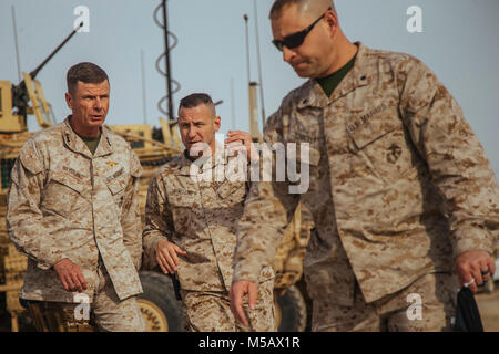 Stati Uniti Marines Lt. Gen. William D. Beydler, comandante generale dei Marine Corps le forze di Comando Centrale (MARCENT) (sinistra), cammina con Col. John Armellino, Task Force Southwest (TFSW) vice comandante (medio), per un municipio incontro per Marines e marinai di TFSW a Camp Shorab, Afghanistan, Feb 13, 2018. Beydler incontrato con la Task Force personale per discutere l'importanza della formazione per, con e attraverso i loro partner afghani per evitare luoghi nella provincia di Helmand da diventare un rifugio sicuro per le organizzazioni terroristiche. (U.S. Marine Foto Stock