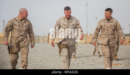 Sgt. Il Mag. Jason K. Jones, sergente maggiore della Task Force sud-ovest (TFSW) (sinistra), Lt. Gen. William D. Beydler, Comandante generale degli Stati Uniti Marine Corps le forze di Comando Centrale (MARCENT) (centro), e Briga. Gen. Benjamin T. Watson, comandante generale di TFSW (a destra), camminare insieme mentre touring Camp Shorab, Afghanistan, Feb 13, 2018. Beydler incontrato con la Task Force personale per discutere l'importanza della formazione per, con e attraverso i loro partner afghani per evitare luoghi nella provincia di Helmand da diventare un rifugio sicuro per le organizzazioni terroristiche. (U.S. Marine Corps Foto Stock