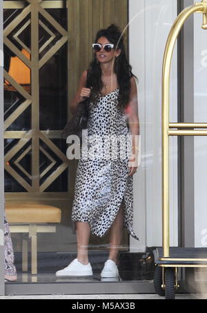 Michelle Keegan sport un leopard vestito come lei è stato avvistato lasciando il Waldorf Astoria Hotel dopo aver lasciato il marito Mark Wright al La Prairie Spa per un compleanno coccole. Dotato di: Michelle Keegan dove: Beverly Hills, in California, negli Stati Uniti quando: 22 Gen 2018 Credit: WENN Foto Stock