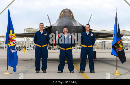 Riserva d'aria tecnici della 944th Manutenzione aeromobili squadrone, (da sinistra) Personale Sgt. Danny Spence, assistente dedicato capo equipaggio, Tech Sgt. John Robinson, dedicato capo equipaggio e Staff Sgt. Andrew Martin, ADCC posano per una Foto Stock