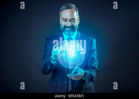 Il futuristico senior business man di prenotazione del volo Foto Stock