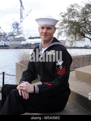 NORFOLK (feb. 5, 2018) Machinistís Mate (ausiliario) 1a classe Robin Anderson, nativo del Centenario, Colo., assegnato alla USS North Dakota (SSN 784), Submarine Force Atlantic 2017 Mare Sailor dell'anno candidato. Il Marinaio degli anni del programma è stato istituito nel 1972 dal Capo di operazioni navali Adm. Elmo Zumwalt e Master Chief Sottufficiali della Marina John Whittet a riconoscere un individuo marinaio che meglio ha rappresentato la sempre crescente gruppo di professionisti dedicati marinai a ogni comando e in ultima analisi la marina. (U.S. Navy Foto Stock