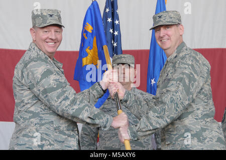 Col. Scott Briese (a destra), in entrata 944th gruppo Manutenzione commander, accetta il gruppo guidon da Col. Bryan Cook, 944th Fighter Wing Commander, durante una assunzione del comando cerimonia il 10 febbraio a Luke Air Force Base, Ariz. L'ala ha riscritto la storia riattivando il gruppo come pure due squadroni di manutenzione al di sotto di esso. Il gruppo era inizialmente formato nei primi anni novanta e le operazioni supportate in Iraq e in Afghanistan fino a quando si tratta di disattivazione in 2006. (U.S. Air Force Foto Stock