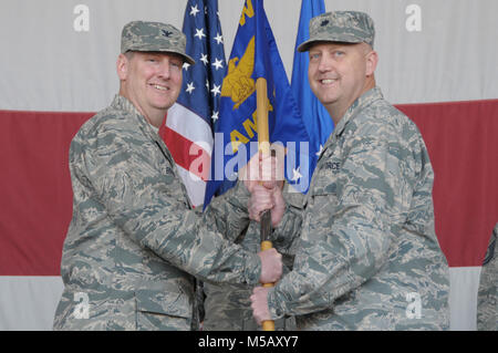 Col. Karwin Weaver (a destra), in entrata 944th Manutenzione aeromobili comandante dello squadrone, accetta lo squadrone guidon da Col. Scott Briese, 944th gruppo Manutenzione commander, durante una assunzione del comando cerimonia il 10 febbraio a Luke Air Force Base, Ariz. L'ala ha riscritto la storia riattivando il gruppo che è stato inizialmente realizzato nei primi anni novanta e le operazioni supportate in Iraq e in Afghanistan fino a quando si tratta di disattivazione in 2006. (U.S. Air Force Foto Stock