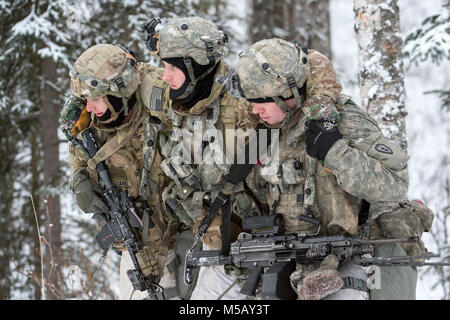 I soldati assegnati a società di caricabatterie, 1° Battaglione, quinto reggimento di fanteria, 1° Stryker Brigade Combat Team, XXV divisione di fanteria, U.S. Esercito di Alaska, spostare una simulazione di incidente dopo assaltando un obiettivo durante il funzionamento conca a base comune Elmendorf-Richardson, Alaska, il 10 febbraio, 2018. Funzionamento Conca è stato un battaglione-livello, bracci combinato, live-esercizio di incendio che si è concentrato sulla letalità artico. Durante il funzionamento di tre 150-soldato aziende manovrato attraverso vari terreni; attaccando e cogliendo le posizioni nemiche nonché eliminando le principali armi e veicoli utilizzata dalle enem Foto Stock