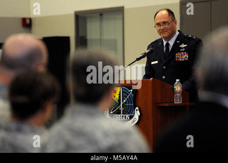 Oregon Guardia Nazionale Il Mag. Gen. Michael Stencel, Aiutante Generale, Oregon, offre commento a coloro che parteciperanno alla cerimonia di pensionamento per Briga. Gen. Jeffrey M. argento, il 10 febbraio 2018, presso l'Anderson Readiness Center di Salem, Ore. come presiedere officer per la cerimonia, Stencel riflette sui suoi tre decenni di professionale e personale rapporto con argento. (Oregon Air National Guard Foto Stock