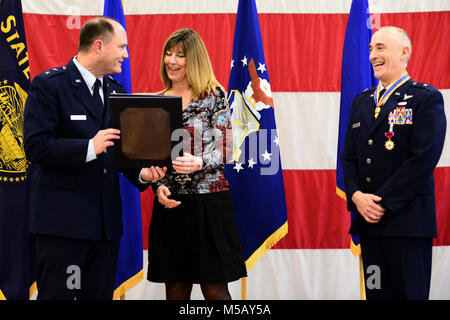 Il Mag. Gen. Michael Stencel, Aiutante Generale, Oregon, presenta un certificato di apprezzamento a Briga. Gen. Jeffrey M. argento la moglie Teresa, per il suo supporto per tutto il suo servizio dedicato per la Oregon Air National Guard durante una cerimonia di pensionamento, il 10 febbraio 2018, presso l'Anderson Readiness Center di Salem, Ore. ( Foto Stock