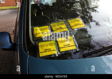 I biglietti per il parcheggio su una vettura a Chichester, West Sussex, Regno Unito. Foto Stock