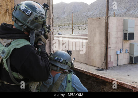 FORT IRWIN, California - Xi Armored reggimento di cavalleria Troopers difendere la loro posizione contro l'aggressione a elementi del terzo reggimento di cavalleria, da Fort Hood, Texas. Febbraio 13, 2018. Questa fase di combattimento ha contestato il "Brave Fucili" Brigata capacità di acquisire e mantenere un obiettivo urbana, contro un vicino-peer avversario. (U.S. Esercito Foto Stock