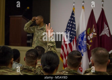 Il comando Sgt. Il Mag. Michael Gragg, comando sergente maggiore degli STATI UNITI Army Medical Command e arruolati senior advisor per la U.S. Esercito chirurgo generale, risponde alle domande durante un municipio incontro su base comune Lewis-Mccorda, Feb. 13. Gragg risponde alle domande di JBLM's serie 68 professionisti medici circa il futuro della medicina dell'esercito. (U.S. Esercito Foto Stock