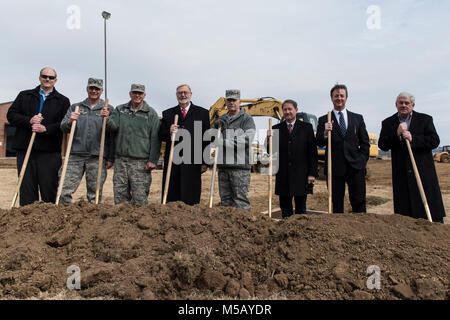 Michael Barr (sinistra), Western Arkansas Comunità militare il presidente di consiglio, Col. Robert I. Kinney, 188th Wing Commander, Briga. Gen. Joe Wilson, capo del personale, Arkansas Air National Guard, Sandy Sanders, sindaco della città di Fort Smith, il Mag. Gen. Mark H. Berry, l'aiutante generale, Arkansas Guardia nazionale, pensionato Col. Steve Eggensperger, Senior Liaison per forze militari e di sicurezza pubblica, disciplinano la Hutchinson di ufficio, Tim Allen, Fort Smith di presidente della Camera di Commercio e CEO, Jim Alessi, VP Alessi tasti pausa Costruzioni terra durante una cerimonia per il188th operazioni combinate Center a Fort Smith, AR Foto Stock