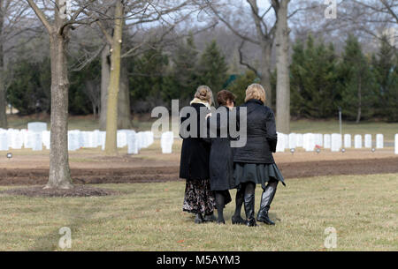 La famiglia e gli amici di pagare i loro rispetti finale di pensionati U.S. Air Force Col. Leo Thorsness seguendo la sua piena onori funerale presso il Cimitero Nazionale di Arlington, Arlington, Virginia, 14 febbraio, 2018. Thorsness ha ricevuto la medaglia di onore per le sue gesta eroiche durante la Guerra del Vietnam. (U.S. Air Force Foto Stock