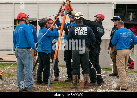 Membri del Mississippi Task force ricerca urbana e la squadra di salvataggio simulare risponde alle vittime in una struttura ripiegata durante il patriota Sud 2018 esercizio a Camp Shelby, Miss., 14 febbraio, 2018. PATRIOT Sud 2018 prove di abilità combinate della Guardia nazionale, insieme con le agenzie statali e locali, per rispondere durante calamità naturali mediante simulazione di scenari di emergenza. (U.S. Air National Guard Foto Stock