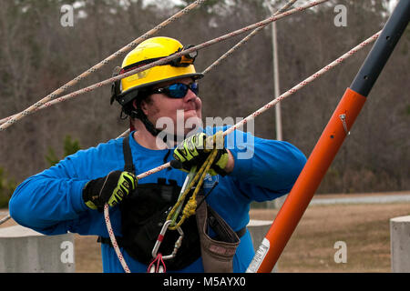 Membri del Mississippi Task force ricerca urbana e la squadra di salvataggio simulare risponde alle vittime in una struttura ripiegata durante il patriota Sud 2018 esercizio a Camp Shelby, Miss., 14 febbraio, 2018. PATRIOT Sud 2018 prove di abilità combinate della Guardia nazionale, insieme con le agenzie statali e locali, per rispondere durante calamità naturali mediante simulazione di scenari di emergenza. (U.S. Air National Guard Foto Stock