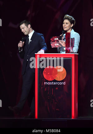 Dermot o'Leary e Emma Willis presentano il premio per il miglior singolo britannico durante la fiera 2018 BRIT Awards, tenutasi alla O2 Arena di Londra. PREMERE ASSOCIAZIONE foto. Data immagine: Mercoledì 21 febbraio 2018. Scopri i bra SHOWBIZ di PA Story. Il credito fotografico dovrebbe essere: Victoria Jones/PA Wire. Foto Stock