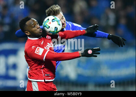 Dpatop - 21 febbraio 2018, Germania, Darmstadt: calcio tedesco Seconda Bundesliga, Darmstadt 98 vs. 1. FC Kaiserslautern, XIX gioco giorno, Merck Stadium a Boellenfalltor: Kaiserslautern's Osayamen Osawe (L) e di Darmstadt Immanuel Hoehn vie per la palla. (EMBARGO CONDIZIONI - ATTENZIONE: grazie alle linee guida di accreditamento, il DFL consente solo la pubblicazione e utilizzazione di fino a 15 immagini per corrispondenza su internet e nei contenuti multimediali in linea durante la partita.) Foto: Uwe Anspach/dpa - WICHTIGER HINWEIS: Aufgrund der Akkreditierungsbestimmungen der DFL ist die Publikation und Weiterverwertung im Foto Stock