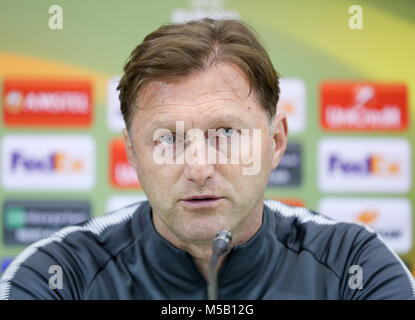 Napoli, Italia. Xiv Feb, 2018. Leipzig allenatore Ralph Hasenhuettl siede sul diritto penale nel corso di una conferenza stampa un giorno in anticipo della UEFA Europa League Soccer Match SSC Napoli vs RB Leipzig in Napoli, Italia, 14 febbraio 2018. Credito: Jan Woitas/dpa-Zentralbild/dpa/Alamy Live News Foto Stock