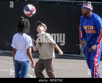 Los Angeles, Stati Uniti d'America. Il 21 febbraio, 2018. La famosa in tutto il mondo Harlem Globetrotter "bucket" Blakes (R) interagisce con gli studenti di San Giacomo Scuola episcopale di Los Angeles, negli Stati Uniti, febbraio 21, 2018. Credito: Zhao Hanrong/Xinhua/Alamy Live News Foto Stock