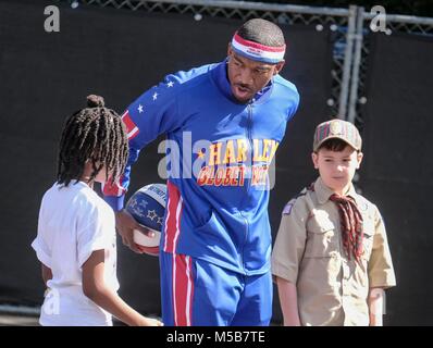 Los Angeles, Stati Uniti d'America. Il 21 febbraio, 2018. La famosa in tutto il mondo Harlem Globetrotter "bucket" Blakes (C) interagisce con gli studenti di San Giacomo Scuola episcopale di Los Angeles, negli Stati Uniti, febbraio 21, 2018. Credito: Zhao Hanrong/Xinhua/Alamy Live News Foto Stock