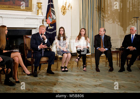 Washington, DC, Stati Uniti d'America. Il 21 febbraio, 2018. Stati Uniti Presidente Donald Trump(2rd, L) parla durante una sessione di ascolto sulla sicurezza della scuola alla Casa Bianca di Washington, DC, Stati Uniti su Feb 21, 2018. Stati Uniti Presidente Donald Trump promesso forti controlli in background e la salute mentale proiezioni per gli acquirenti di pistola come ha sentito i motivi da superstiti del recente Florida riprese la scuola e le famiglie colpite alla Casa Bianca il mercoledì. Credito: Ting Shen/Xinhua/Alamy Live News Foto Stock