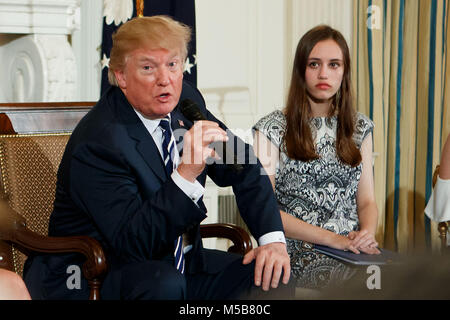 Washington, DC, Stati Uniti d'America. Il 21 febbraio, 2018. Stati Uniti Presidente Donald Trump(L) parla durante una sessione di ascolto sulla sicurezza della scuola alla Casa Bianca di Washington, DC, Stati Uniti su Feb 21, 2018. Stati Uniti Presidente Donald Trump promesso forti controlli in background e la salute mentale proiezioni per gli acquirenti di pistola come ha sentito i motivi da superstiti del recente Florida riprese la scuola e le famiglie colpite alla Casa Bianca il mercoledì. Credito: Ting Shen/Xinhua/Alamy Live News Foto Stock