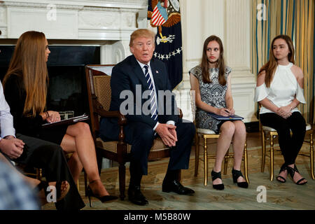 Washington, DC, Stati Uniti d'America. Il 21 febbraio, 2018. Stati Uniti Presidente Donald Trump(2nd, L) parla durante una sessione di ascolto sulla sicurezza della scuola alla Casa Bianca di Washington, DC, Stati Uniti su Feb 21, 2018. Stati Uniti Presidente Donald Trump promesso forti controlli in background e la salute mentale proiezioni per gli acquirenti di pistola come ha sentito i motivi da superstiti del recente Florida riprese la scuola e le famiglie colpite alla Casa Bianca il mercoledì. Credito: Ting Shen/Xinhua/Alamy Live News Foto Stock