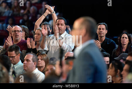 Sunrise, Florida, Stati Uniti d'America. Il 21 febbraio, 2018. I genitori di studenti delle scuole superiori di applaudire una domanda durante una CNN town hall sale riunioni, mercoledì al BB&T Center. Credito: Michael Laughlin/Sun-Sentinel/ZUMA filo/Alamy Live News Foto Stock