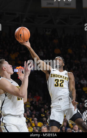 Wichita, Kansas, Stati Uniti d'America. Il 21 febbraio, 2018. Wichita State Shockers avanti il riferimentosia McDuffie (32) prende la palla al cestello durante il NCAA Pallacanestro tra la Tulane Onda Verde e Wichita State Shockers a Charles Koch Arena di Wichita, Kansas. Kendall Shaw/CSM/Alamy Live News Foto Stock