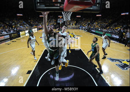 Wichita, Kansas, Stati Uniti d'America. Il 21 febbraio, 2018. Tulane Onda Verde avanti Samir Sehic (21) stabilisce la sfera in due punti durante il NCAA Pallacanestro tra la Tulane Onda Verde e Wichita State Shockers a Charles Koch Arena di Wichita, Kansas. Kendall Shaw/CSM/Alamy Live News Foto Stock