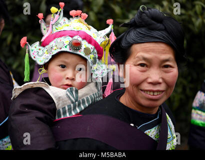 Qiandongnan, Cina. Il 21 febbraio, 2018. La gente di Dong etnia sono visto durante un folk tradizionale fiera in Rongjiang County, a sud-ovest della Cina di Guizhou, Feb 21, 2018 per celebrare la festa di primavera. Credito: Wang Bingzhen/Xinhua/Alamy Live News Foto Stock