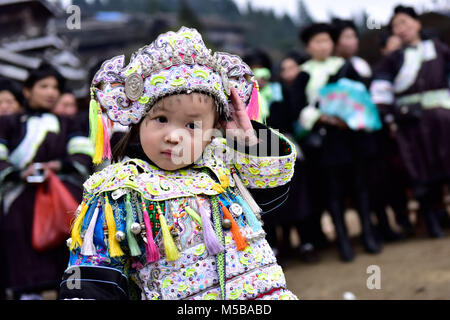 Qiandongnan, Cina. Il 21 febbraio, 2018. Una ragazza di Dong gruppo etnico è visto durante un folk tradizionale fiera in Rongjiang County, a sud-ovest della Cina di Guizhou, Feb 21, 2018 per celebrare la festa di primavera. Credito: Jiang Zuoxian/Xinhua/Alamy Live News Foto Stock