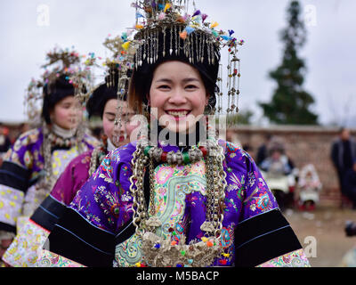 Qiandongnan, Cina. Il 21 febbraio, 2018. Le ragazze di Dong etnia sono visto durante un folk tradizionale fiera in Rongjiang County, a sud-ovest della Cina di Guizhou, Feb 21, 2018 per celebrare la festa di primavera. Credito: Jiang Zuoxian/Xinhua/Alamy Live News Foto Stock