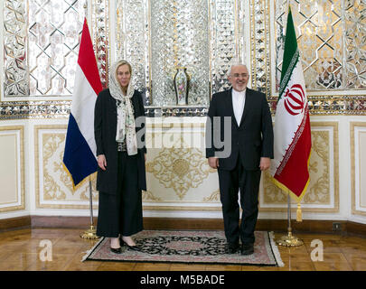 Tehran, Iran. Il 21 febbraio, 2018. Ministro degli Esteri iraniano Javad Zarif (R) si riunisce con la visita del Ministro olandese per il commercio estero e della cooperazione allo sviluppo Sigrid Kaag a Tehran, Iran, Feb 21, 2018. Credito: Ahmad Halabisaz/Xinhua/Alamy Live News Foto Stock