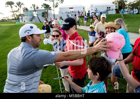 Florida, Stati Uniti d'America. Il 21 febbraio, 2018. Sergio Garcia firma autografi per i fan durante la Honda Classic Pro-Am a PGA National in Palm Beach Gardens il 21 febbraio 2018. Credito: Richard Graulich/Palm Beach post/ZUMA filo/Alamy Live News Foto Stock