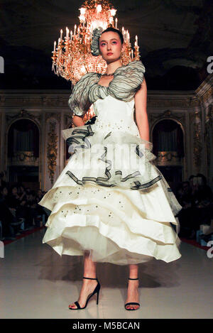 Tokyo, Giappone. Xx Febbraio 2018. Kimono giapponese e designer nuziale Yumi Katsura ha svelato il suo ultimo fashion line-up ''al di là di Oriente e Occidente'' una sfilata di moda che è stato progettato per comunicare il Giappone artigianato innovative incorporate in Western abbigliamento e la creatività di coniugazione di moda come abito da sposa, per sensibilizzare il pubblico giapponese di cultura e di storia a Palazzo Akasaka a Tokyo è minato Ward Giappone. Questa è stata la prima sfilata di moda sempre che si terrà presso lo Stato Guest House. La mostra include 90 abiti, con categorie come nuziale di lusso, kimono e Yumi Katsura Japonesque Foto Stock