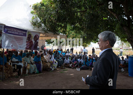 Awach, Gulu, in Uganda. Il 22 febbraio, 2018. Giudice O-gon Kwon, presidente dell'Assemblea degli Stati parti alla CPI, indirizzi vittime di violenza dell LRA in Awach. Egli ha detto che era la prima volta nella sua lunga carriera era venuto a faccia a faccia con le vittime di crimini di guerra al di fuori dell'aula, e li ha ringraziati per condividere le loro storie. Credito: Sally Hayden/SOPA/ZUMA filo/Alamy Live News Foto Stock