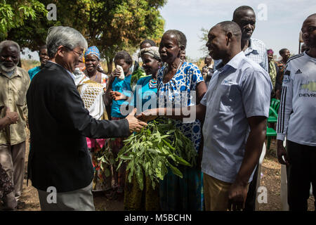 Awach, Gulu, in Uganda. Il 22 febbraio, 2018. Giudice O-gon Kwon, presidente dell'Assemblea degli Stati parti alla CPI, incontra i beneficiari del Fondo fiduciario per le vittime in Awach. Credito: Sally Hayden/SOPA/ZUMA filo/Alamy Live News Foto Stock