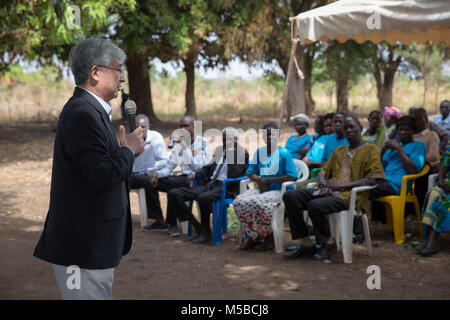 Awach, Gulu, in Uganda. Il 22 febbraio, 2018. Giudice O-gon Kwon, presidente dell'Assemblea degli Stati parti alla CPI, indirizzi vittime di violenza dell LRA in Awach. Egli ha detto che era la prima volta nella sua lunga carriera era venuto a faccia a faccia con le vittime di crimini di guerra al di fuori dell'aula, e li ha ringraziati per condividere le loro storie. Credito: Sally Hayden/SOPA/ZUMA filo/Alamy Live News Foto Stock